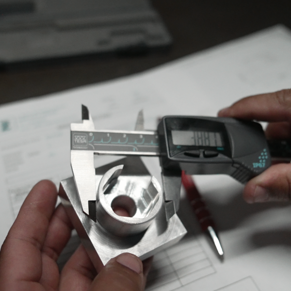 Fabricamos con precisión e inyect0amos calidad.